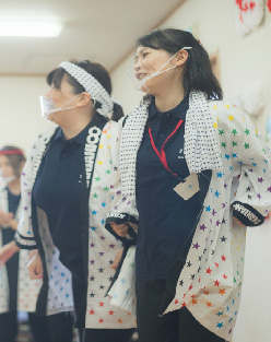 敬老の日のイベントで出し物をする万倍の里のスタッフ