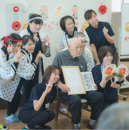 万倍の里のスタッフと利用者でお誕生日のお祝いです。