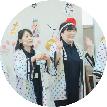 敬老の日に出し物をする万倍の里スタッフさん