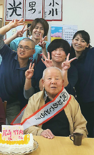 お誕生日会は必ず！万倍の里スタッフ利用者全員でお祝いします。手作りのケーキも！