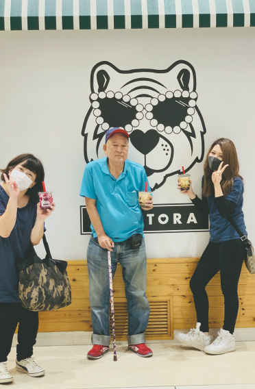 年を重ねても流行には敏感にありたいですよね。今はやりのタピオカを飲みにスタッフさんたちと外出