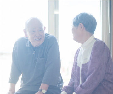西日を浴びながら談笑する利用者さんのお二人