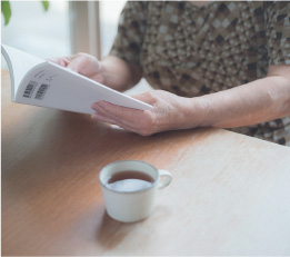 自由時間にはコーヒーを飲みながら読書をする利用者も。いくつになっても、読書はいいものです。