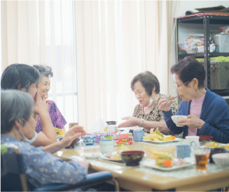 お昼は他の利用者さんと楽しくお食事です。これが目的の利用者も多数