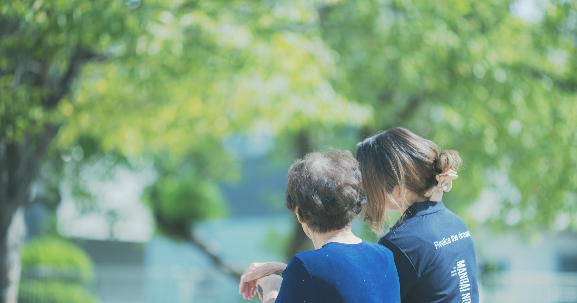 ヘッダー画像。デイサービス万倍の里の利用者とスタッフ