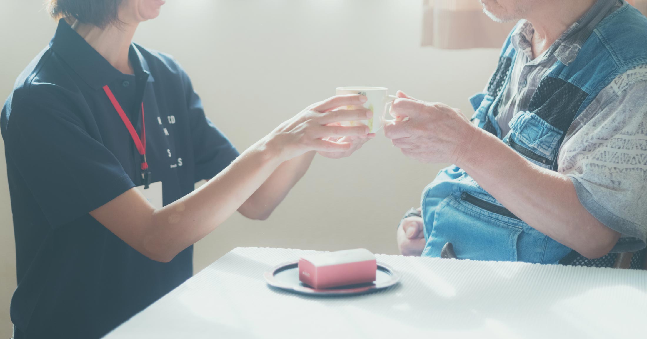 ヘッダー画像　高齢者向け賃貸アパート住まいる万倍利用者とスタッフ