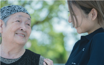 談笑する万倍の里利用者とスタッフ