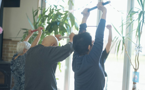 体操をする施設利用者